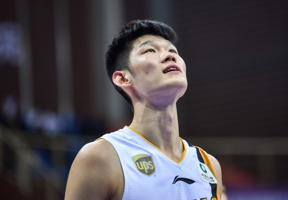 cba為什么以前能改年齡（胡明軒或遭籃協懲罰！名記爆料篡改年齡內幕，實際年齡接近退役）