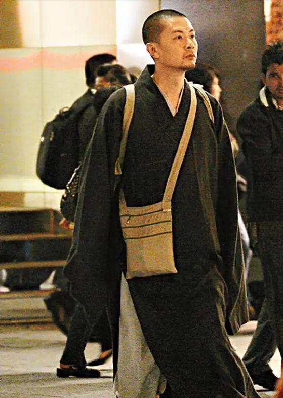 何宝生:曾比肩古天乐,出演《笑傲江湖》,却放弃百亿家产出家