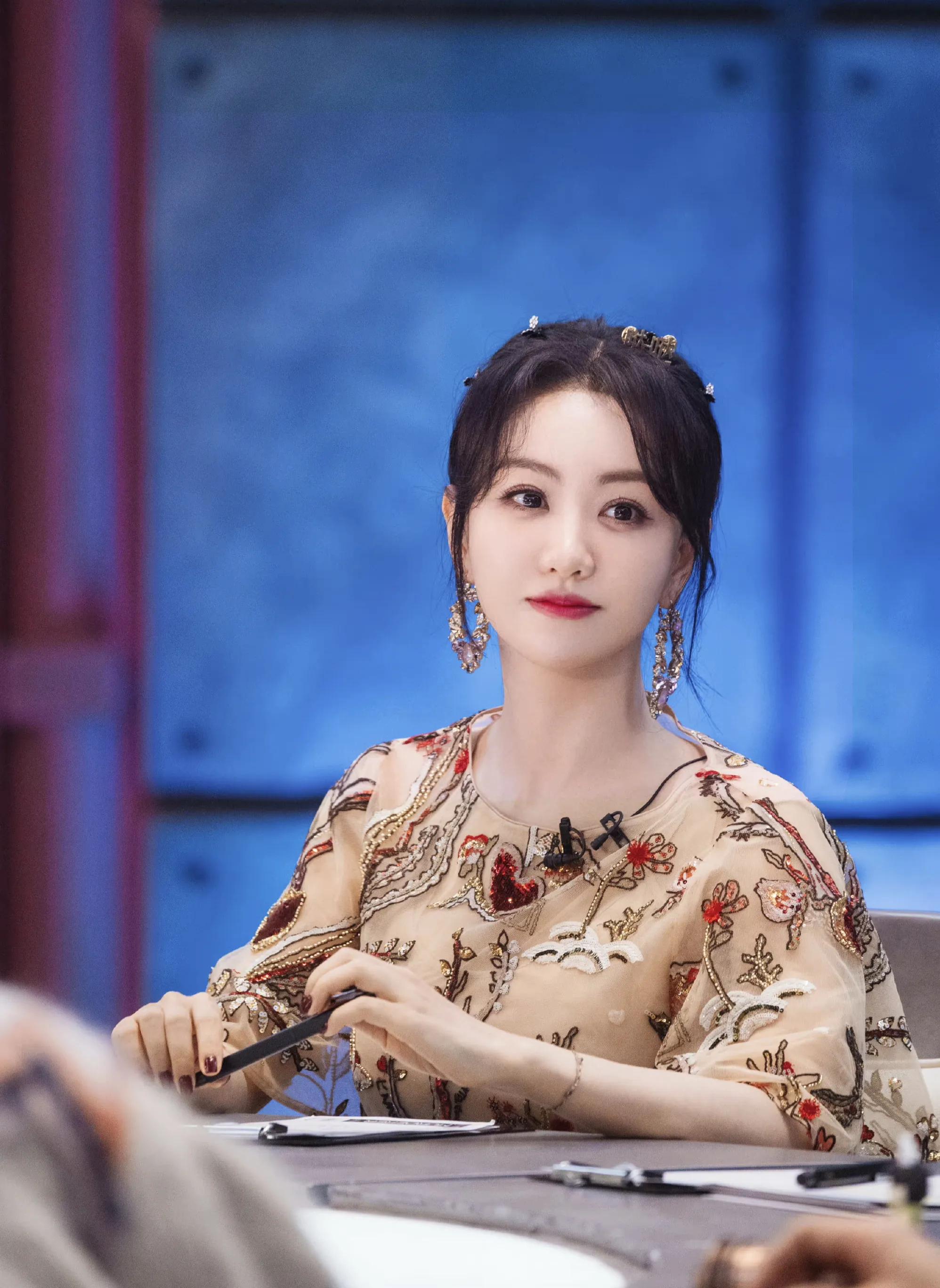 女星杨蓉时尚写真:靓丽姣美,五官端正