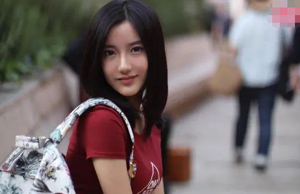 高考双料状元进入清华大学，一入学就成了校花，网友催促她快出道