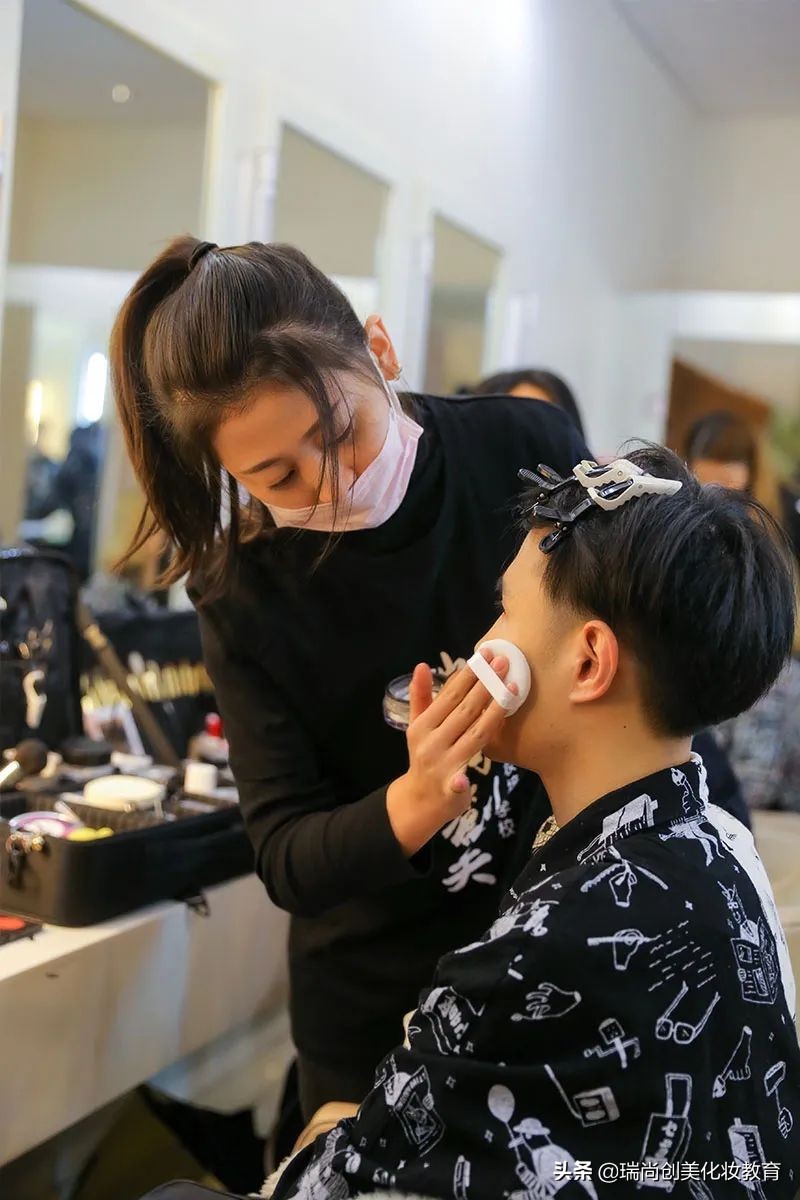 想学化妆犹豫不决？听听职业化妆师的自述