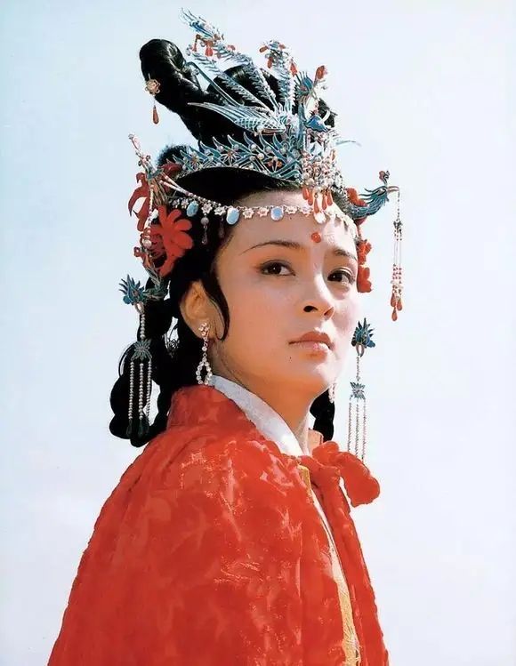 东方闻樱本色出演《红楼梦》，女孩都不和她玩，只和陈晓旭关系好