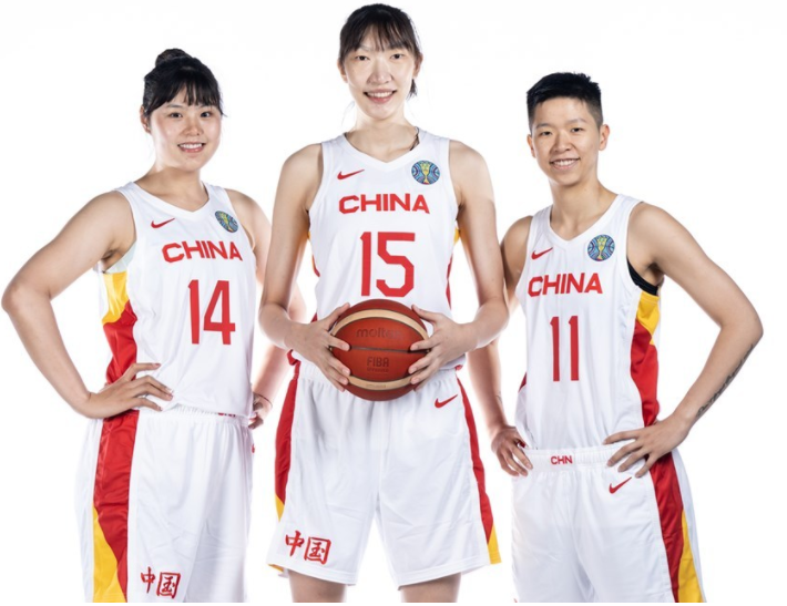 中国对阵美国篮球(中国女篮为什么打不过美国女篮？韩旭说出了差距，说得非常实在)