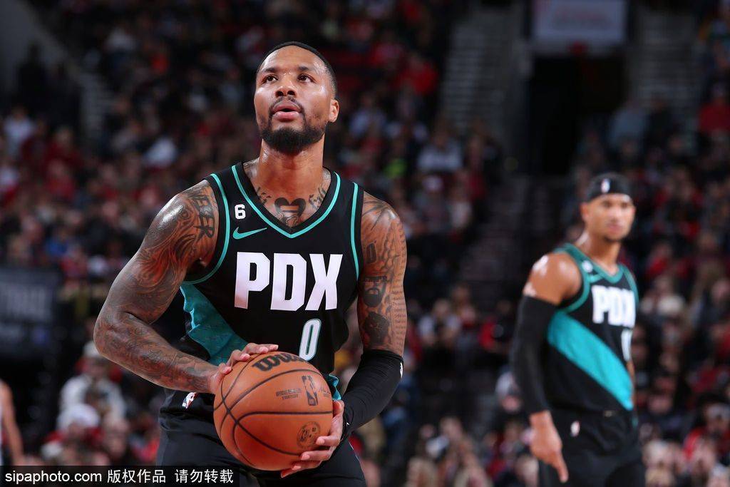 库里追梦格林雕像图片（当大家纷纷开始效仿库里时 他却不像自己了）