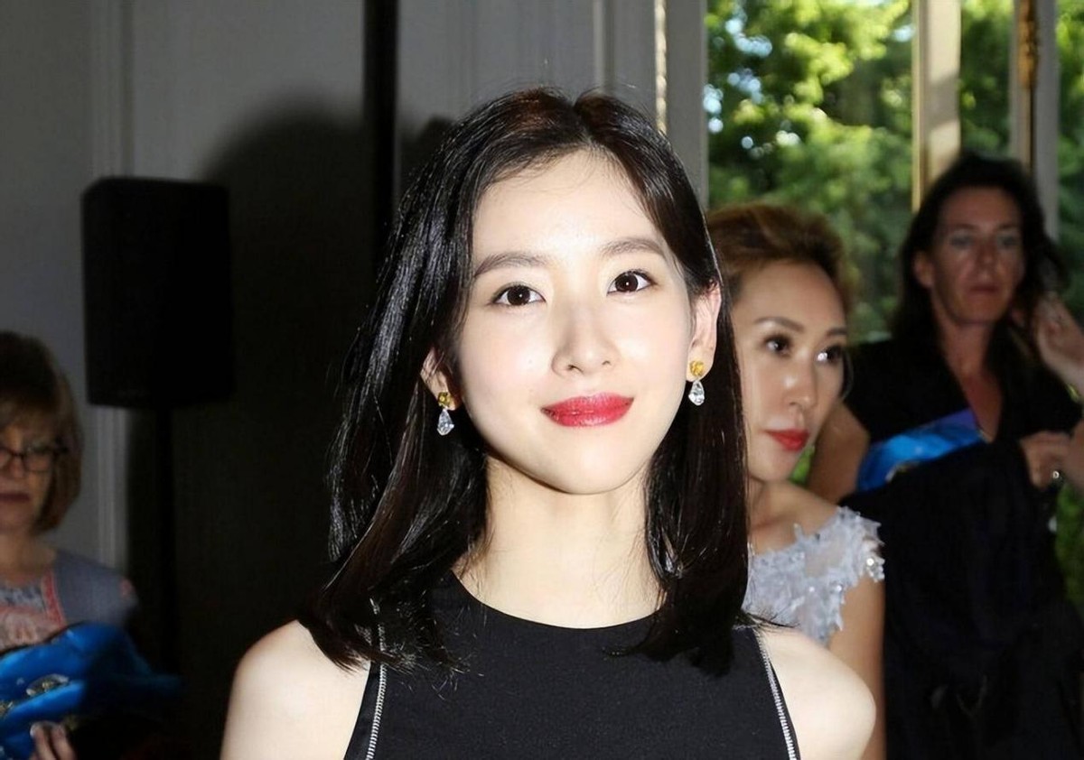 章泽天到底是京东老板娘,穿黑裙与老外合影,打扮低调但气场真强