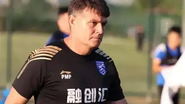 足球比赛教练应该在哪里（国足必须打好翻身仗，主教练在哪里，咱得好好白话白话）