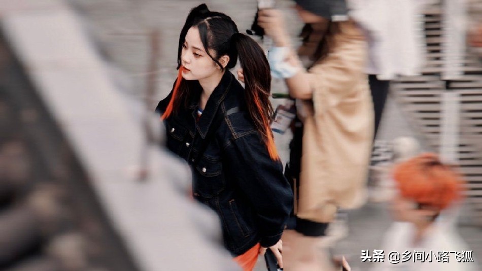 《萌探2》欧阳娜娜COS小丑女 扎红色挑染双马尾可爱