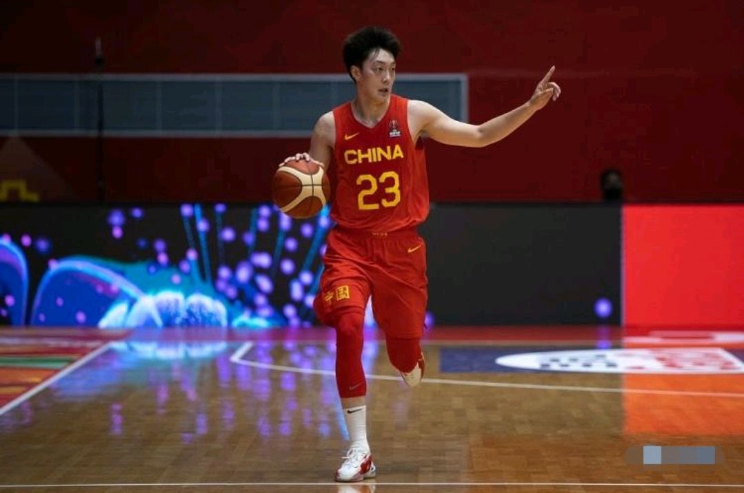 cba胡明轩比赛(7分钟0-14！中国男篮爆冷被打懵 周琦14 7全力救主 胡明轩立大功)