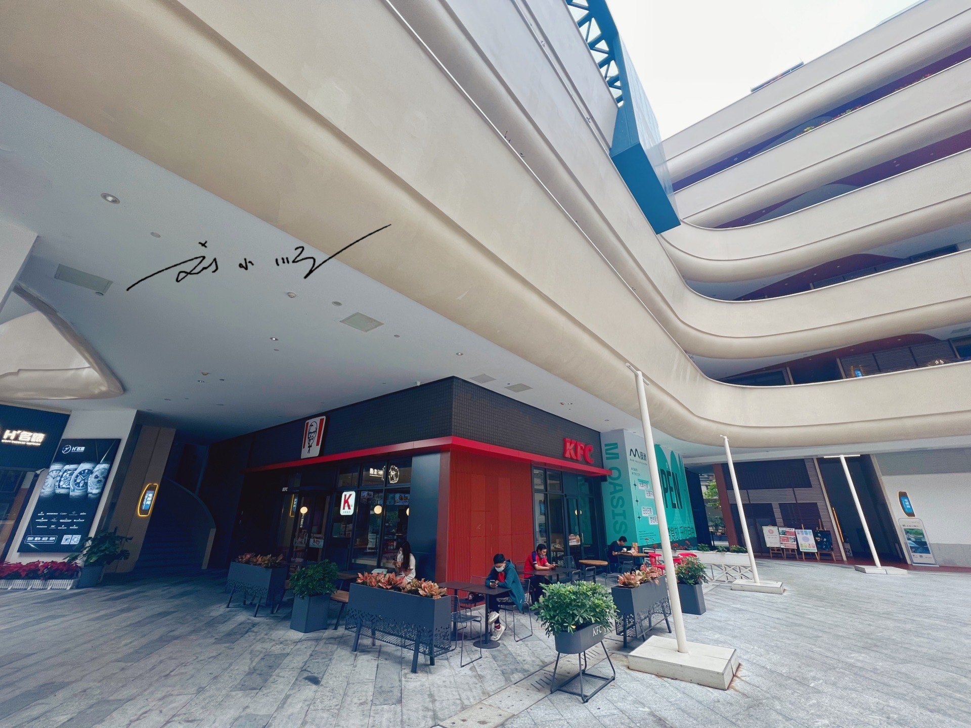 广州二沙岛上唯一的商场，作为首屈一指的富人区，似乎档次不算高