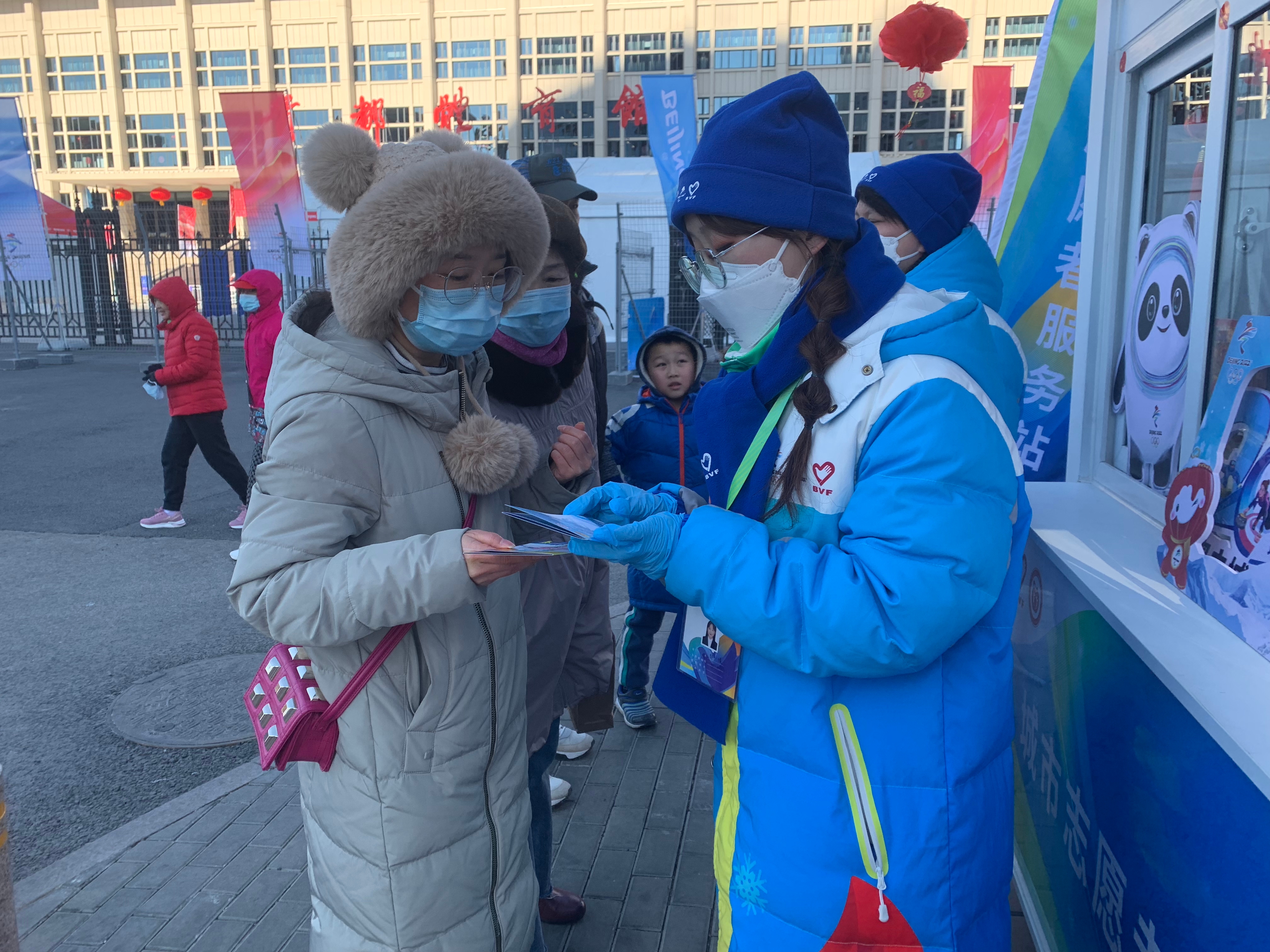 冬奥会志愿者服务照片图片