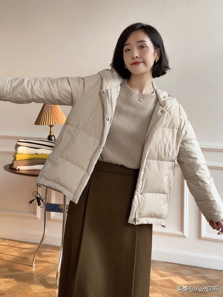 冬天的羽绒服没有时尚感吗？看看这些穿法，简洁大方。