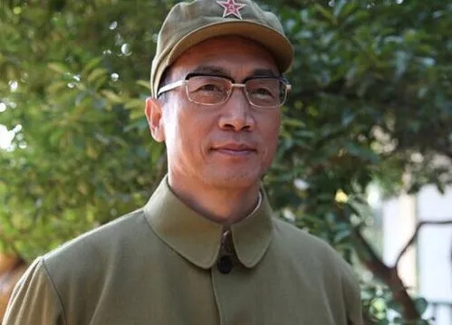 1952年，黄克诚大将的岳父被判处枪决，他为何选择“见死不救”？