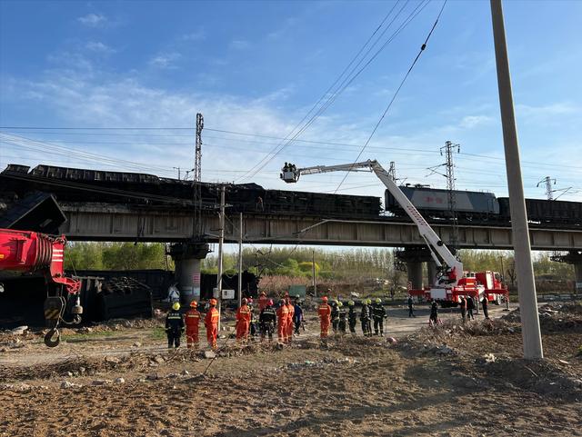 陆东福现场组织指挥大秦铁路货车脱线救援工作