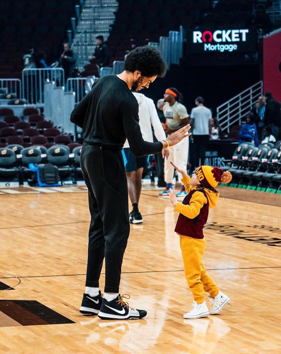 nba球員穿的都是哪些球鞋（NBA球員上腳：庫里穿curry1北極光，克萊穿安踏KT8）