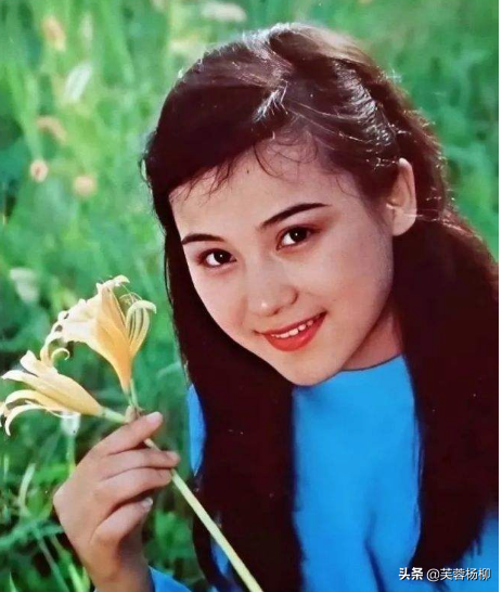 年轻时代的朱碧云,有一种江南女子的温婉水灵的美,甜美可人,巧笑倩兮