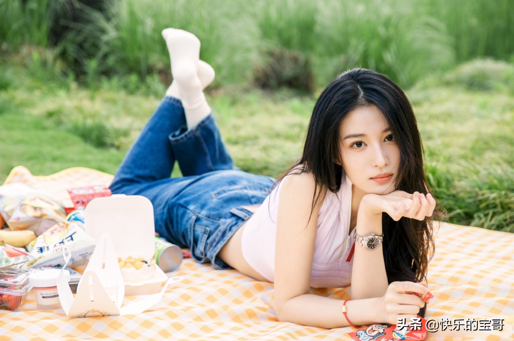 王楚然美图，自然流露的神情，灵动又漂亮，笑起来超甜