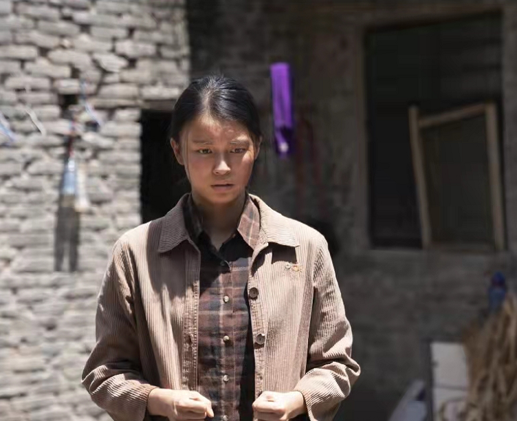 曾与王雷李小萌合作,出演过电视剧《花开山乡》,她在剧中饰演哑女,接
