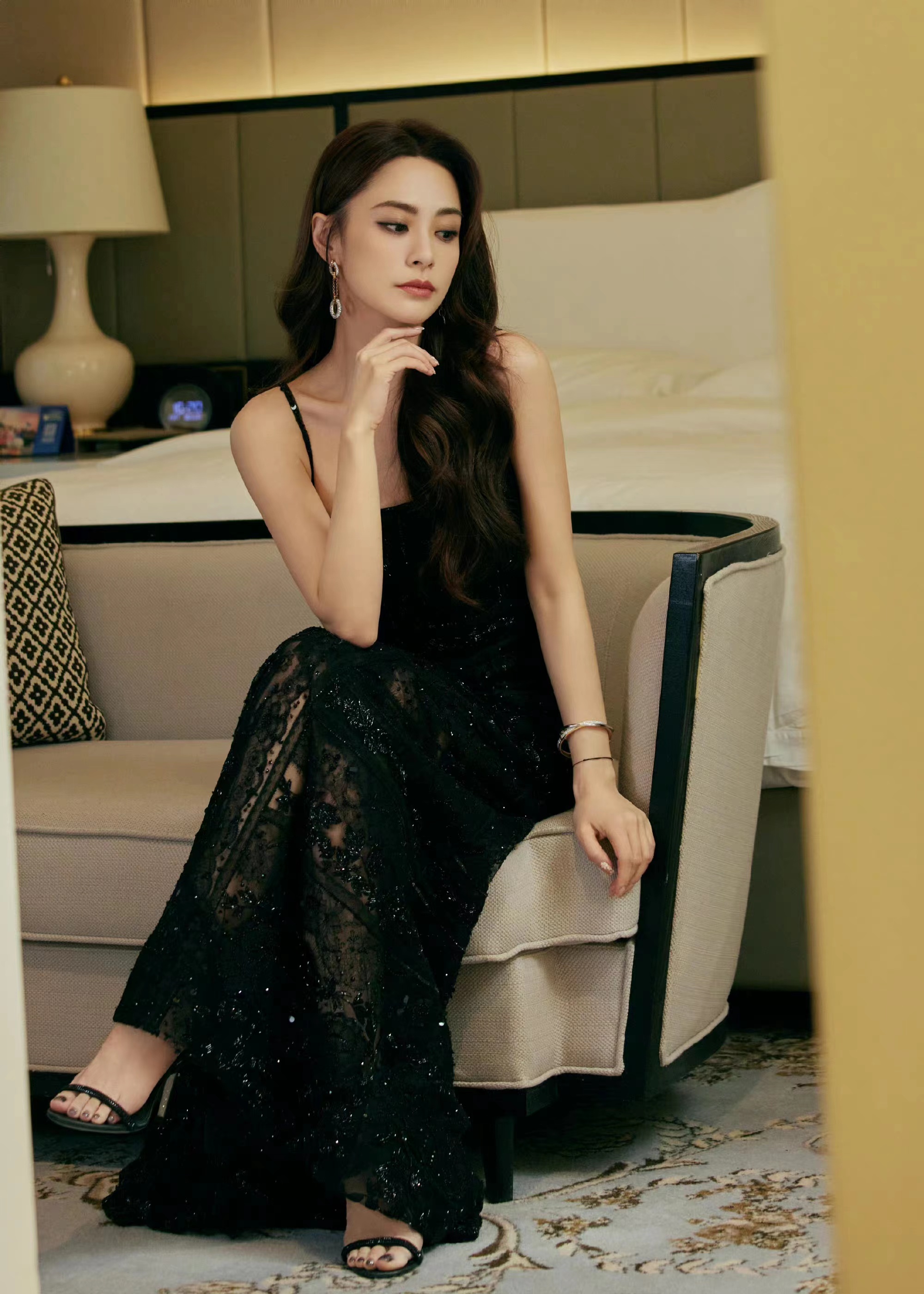 相比于以前的阿娇来说,现在她瘦了好多,很符合当下大众们的骨感审美