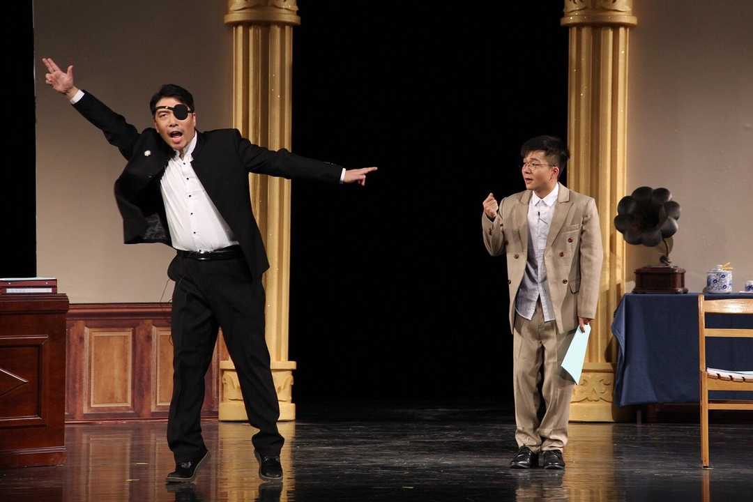 聊话剧《喜剧的忧伤》一个向东一个向西