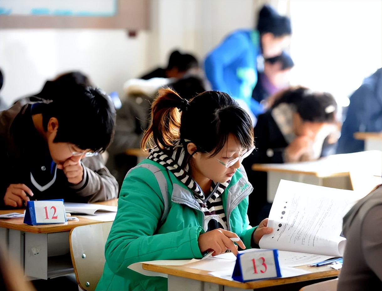 985高校副教授晒年薪，金额令人羡慕，网友：没有对比就没有伤害