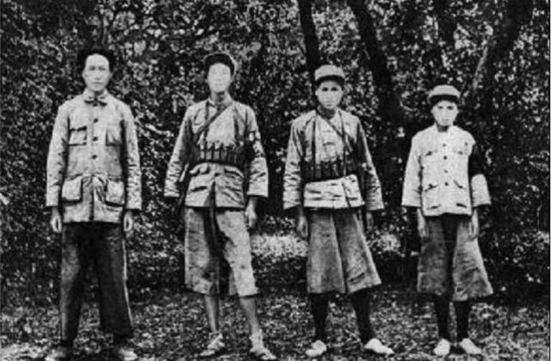 毛主席重回井冈山，离开时嘱咐汪东兴：把两位嫂子请过来见一见
