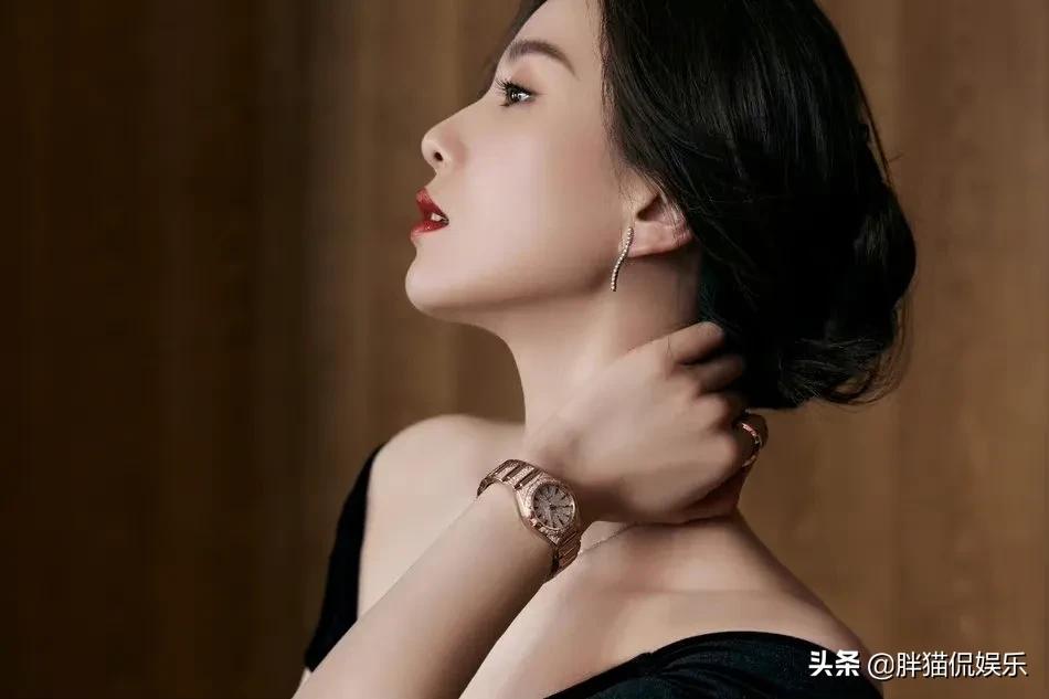 刘诗诗一身黑色上衣配上粉色长裙化身专业舞蹈演员，天鹅颈亮眼