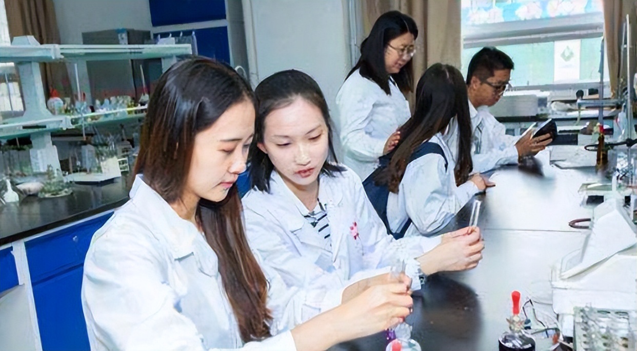 医学生用一个简单的动作，成功劝退高考学子，看完你还想学医吗