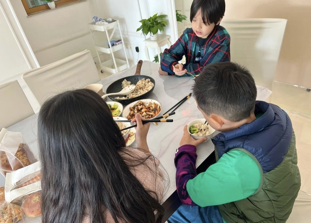 刘畊宏晒爸爸5聚会照，春哥一手抱Jasper一手抱小泡芙，笑容满足