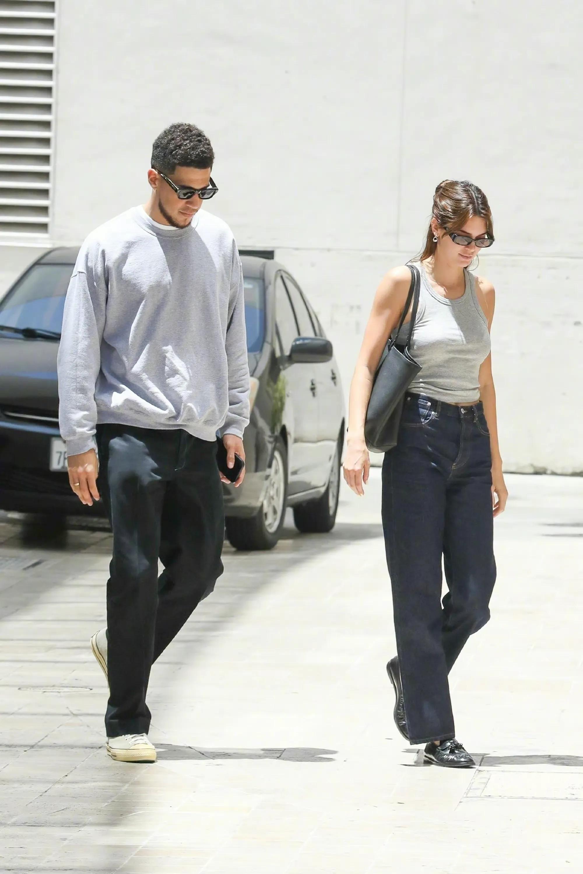 肯豆詹娜和布克外出约会,小两口搭配得像情侣装,步伐一致神同