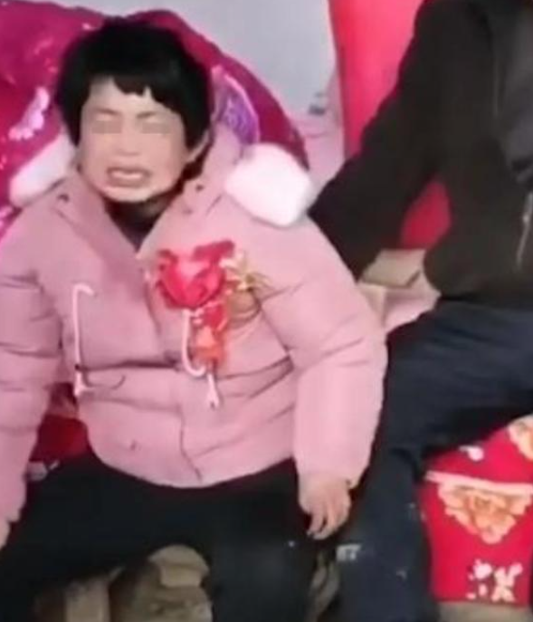 2020年，河南女孩出嫁55岁老头，母亲收彩礼1万块，如今一家幸福