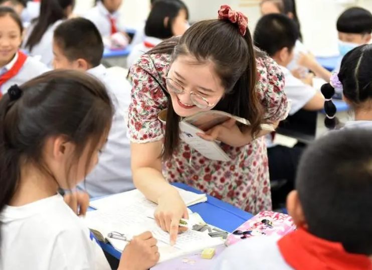 “留下是占用资源”，校长劝55岁高级教师退休，老教师的话惹怒赞