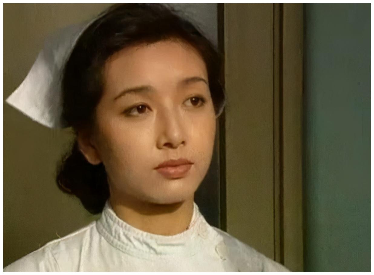 有知情人士进行过解释,是因为江珊的女儿不接搜靳东,坚决反对,两人的