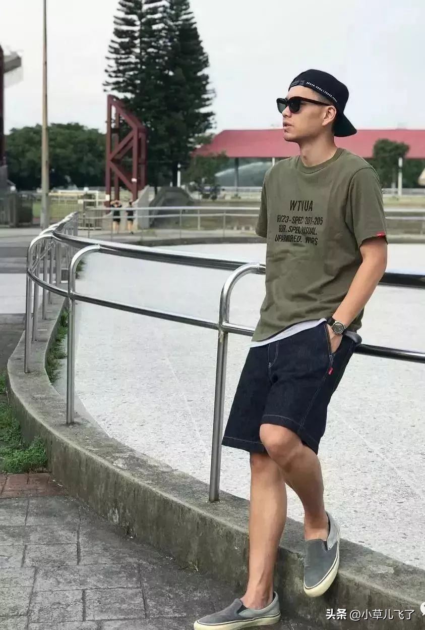 男士皮肤黑适合穿什么颜色的衣服（推荐几个黄黑皮肤适合的衣服颜色）-第36张图片-科灵网