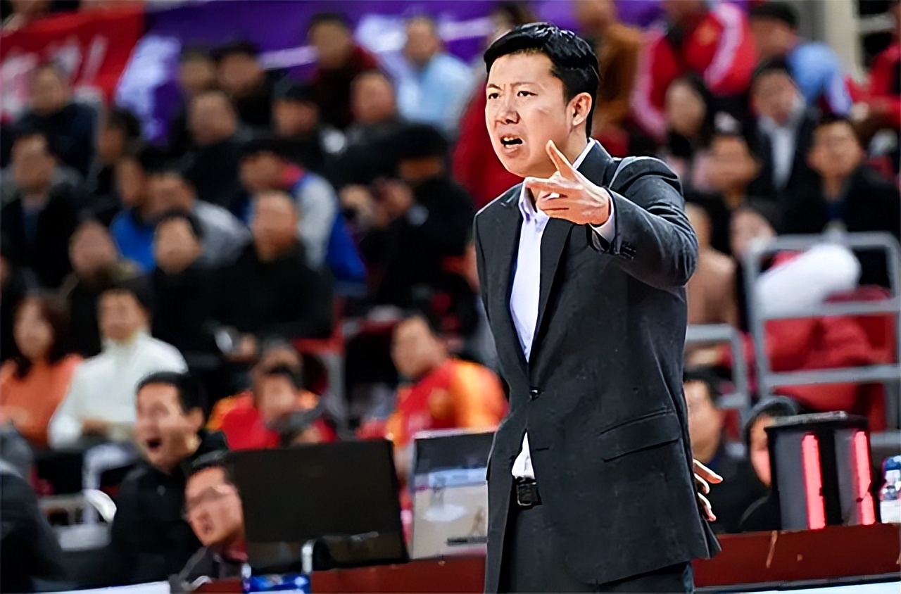 王治郅老婆周蕾身高（19年，王治郅二婚娶小14岁美女主持，与前妻的18岁儿子身高2米05）