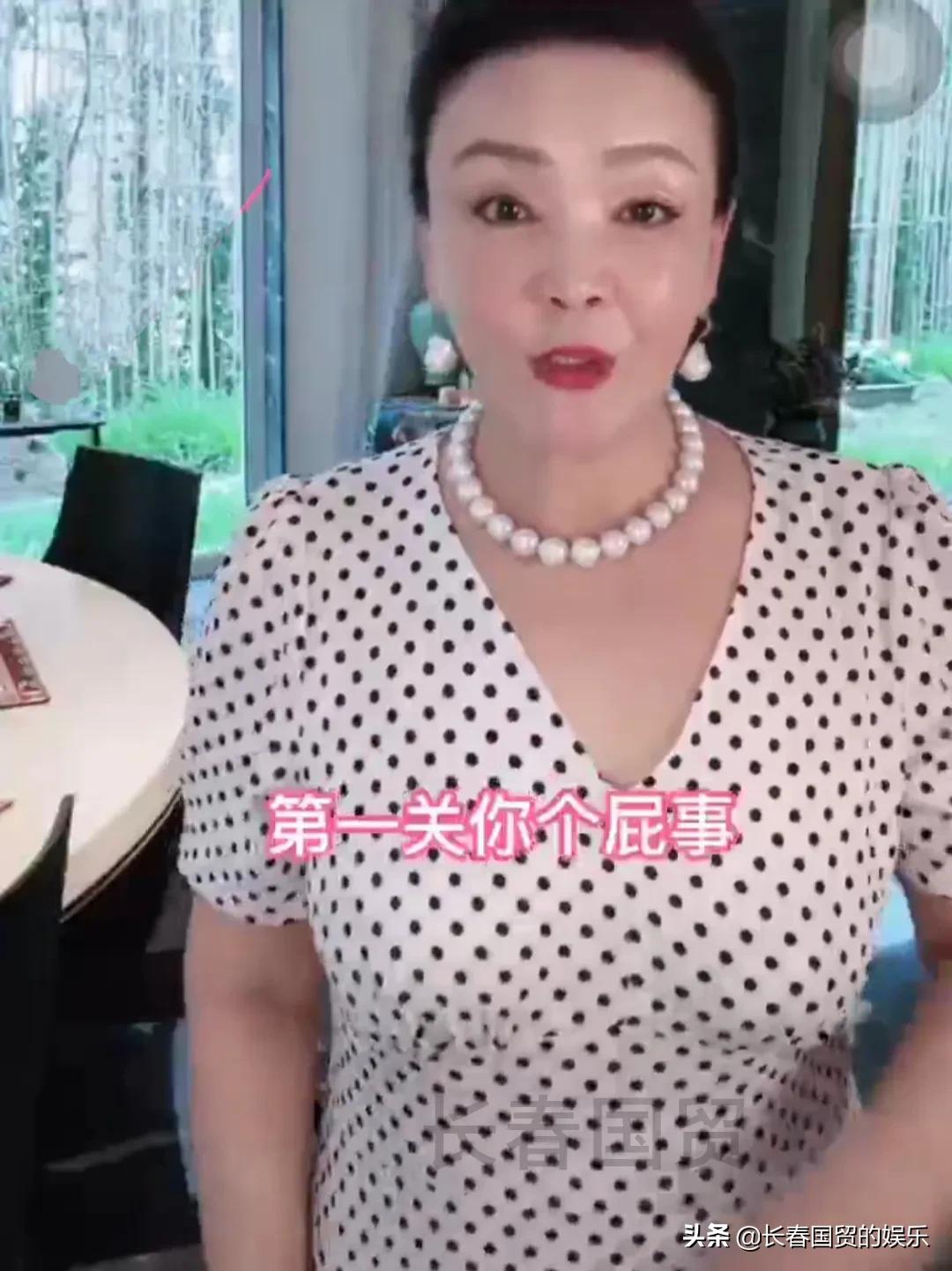 汪小菲妈妈护犊子怒怼网友：我儿子争不争气，关你屁事