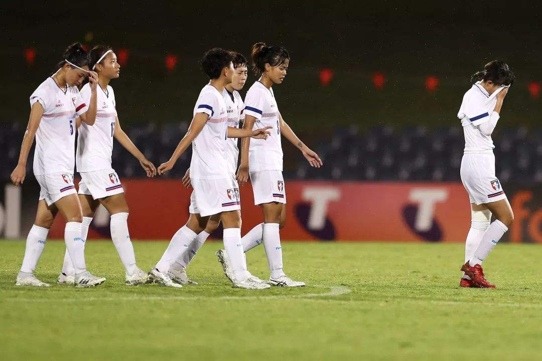 中国台北女足8人确诊，球迷：中国女足夺冠后，求足协包机接回国
