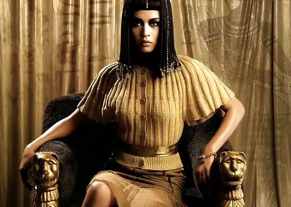 没有人知道她的死因,连同她的情人大祭司森穆特,以及图特摩斯三世的