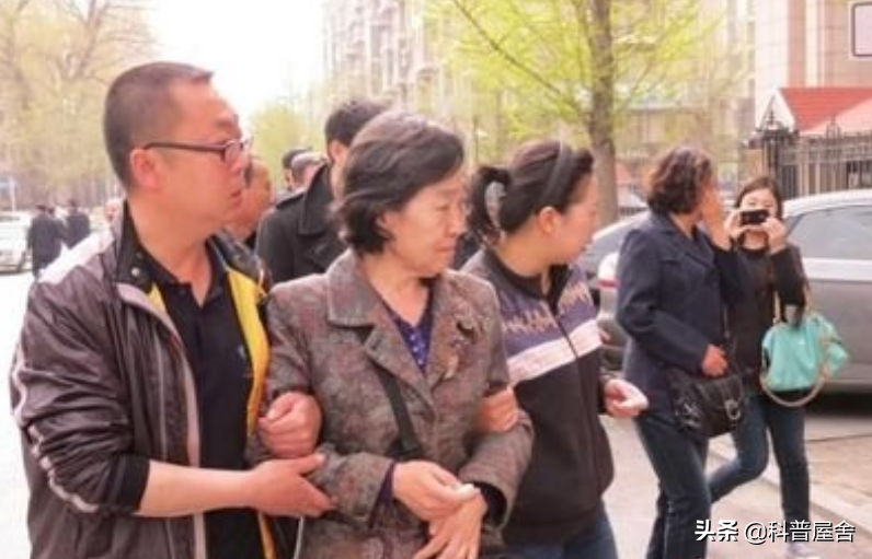 2011年大连32岁的交警被人当街打死，打人者有钱有势，结局如何？