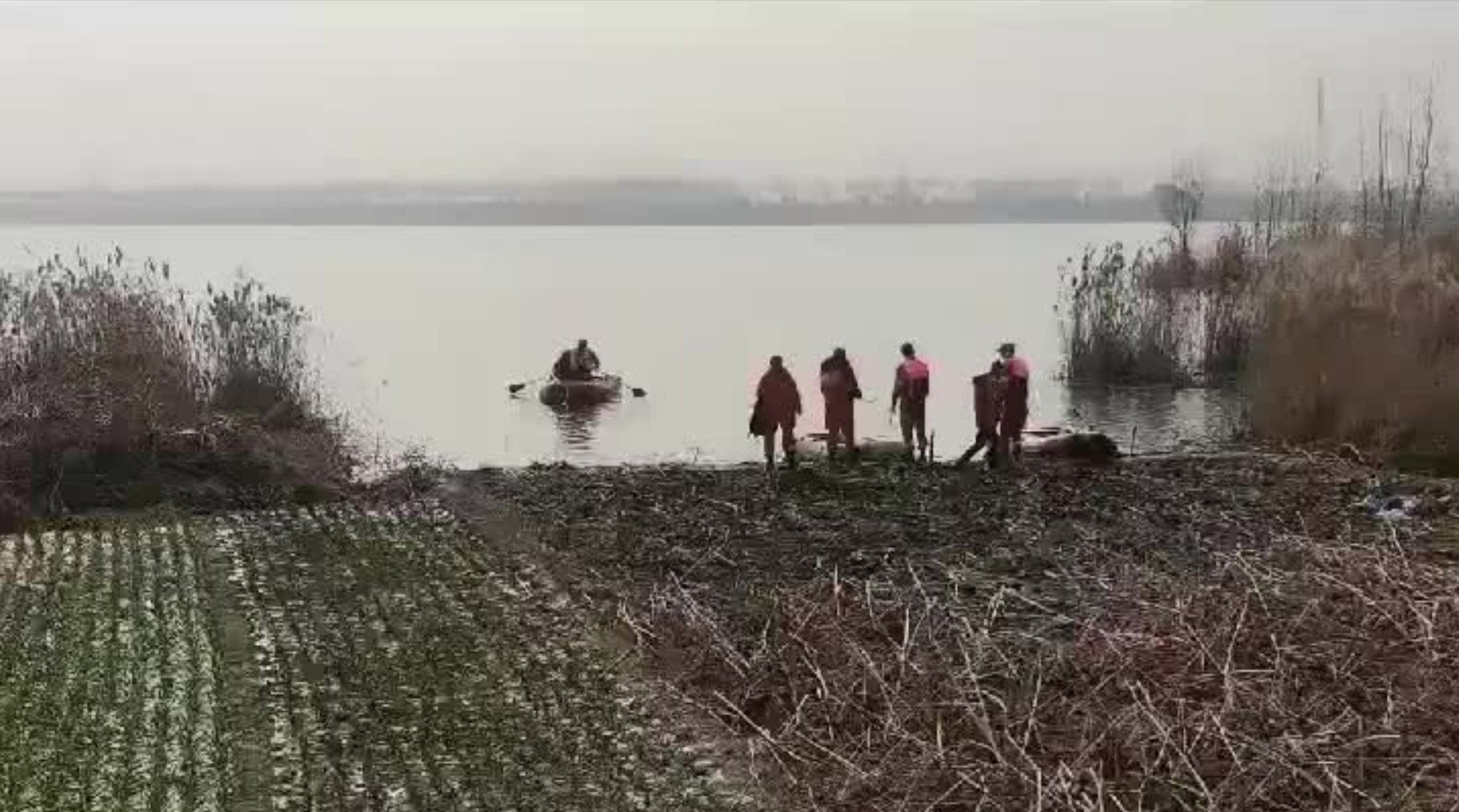 女子抱婴儿跳湖身亡（母亲抱孩子跳湖）