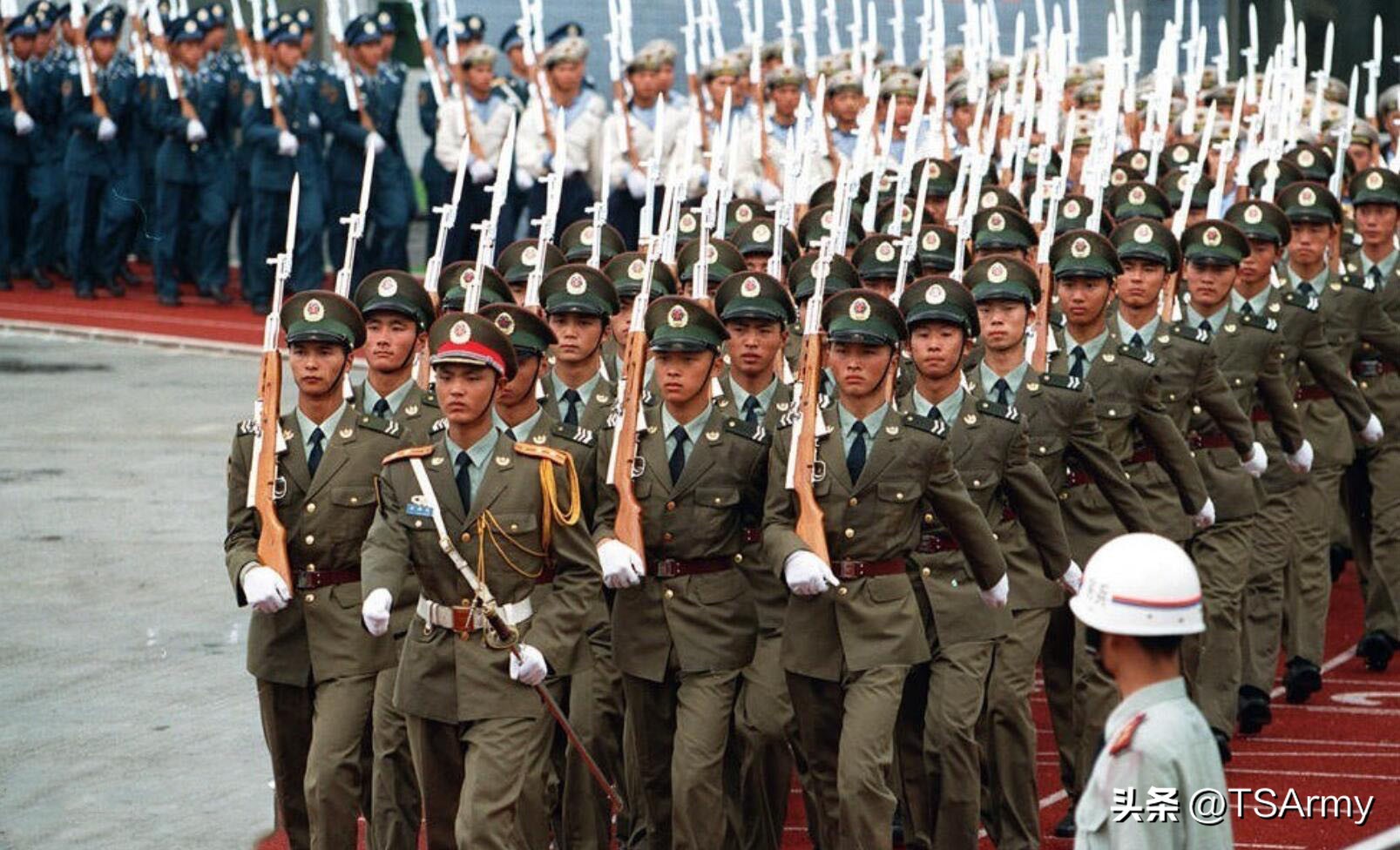 49式动作(新中国军服进化史，其中的65式是一代不可磨灭的经典)