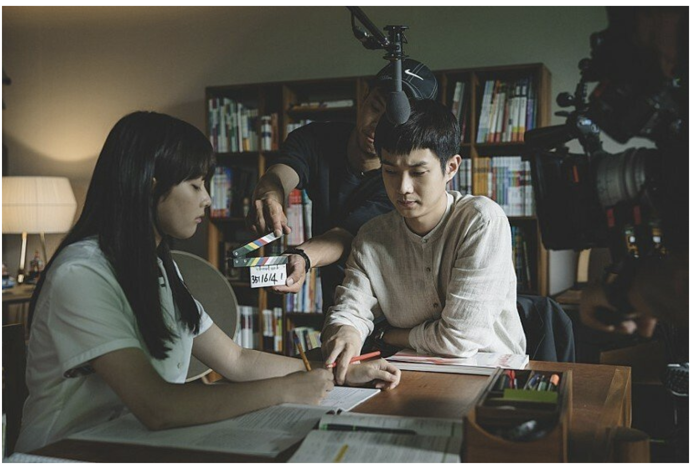 在韩国电影《寄生虫》中,为了寄生上流,考验逐渐升级