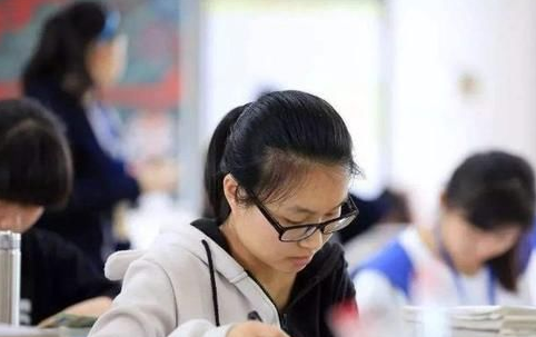 高中老师排座位的“套路”，看似平淡无奇，实则在观察这几个细节