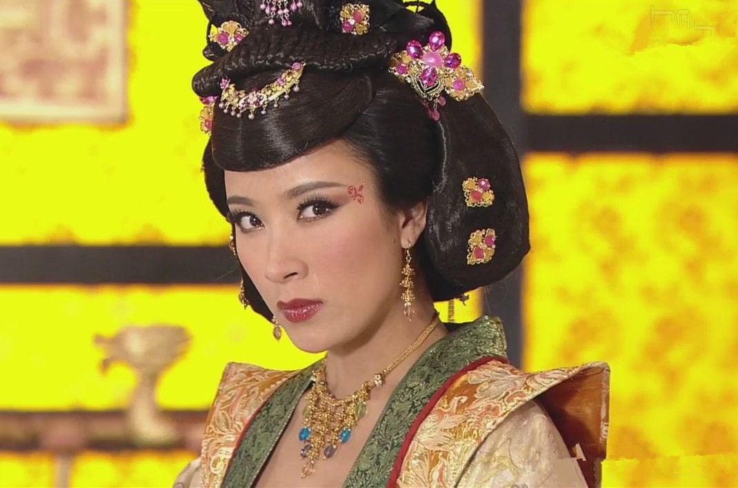 TVB女星杨怡穿短上衣大秀身材，不像俩娃的妈