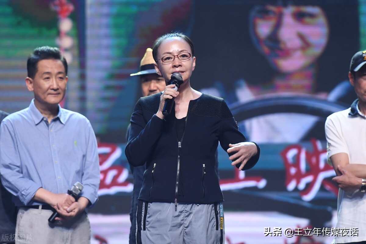 宋丹丹《萌探探探案》录制：白色套装，率性利落风