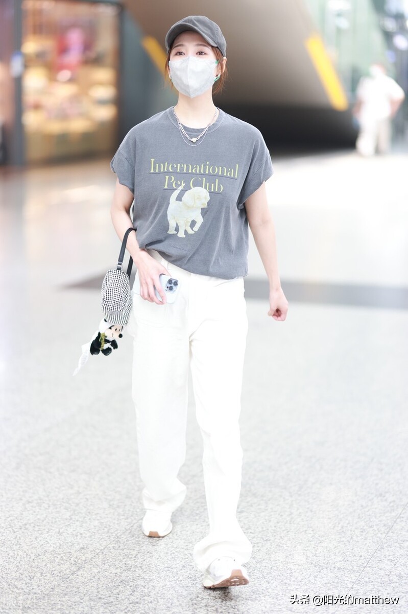 街拍：李纯灰色T恤+白裤子+棒球帽酷感十足