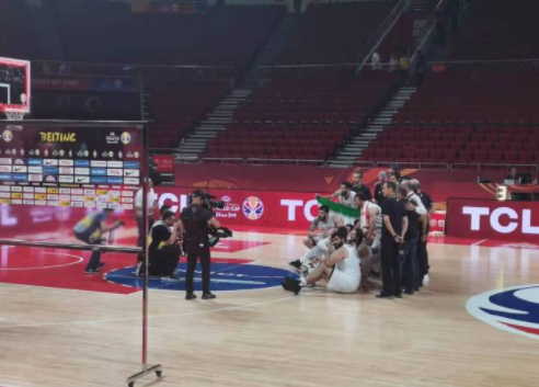 篮球比赛一队得多少人（中国男篮又有重大决定！一队50人！真要玩命打进奥运会）