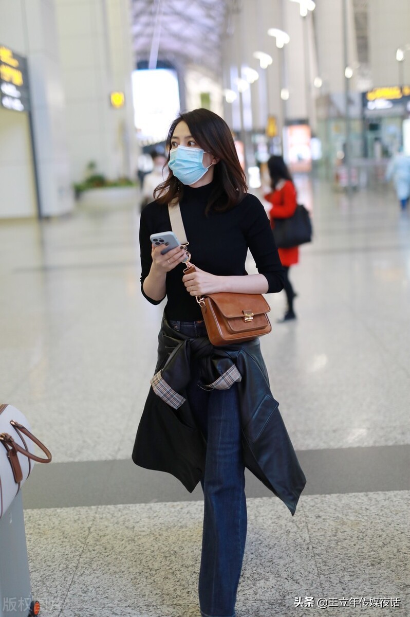 高圆圆广州机场：齐肩长发，气质好，状态佳