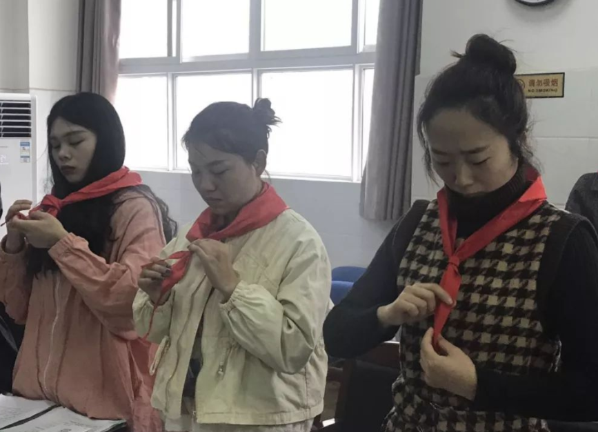 为啥博士生都抢着当大学辅导员？看完工资条之后，我明白了