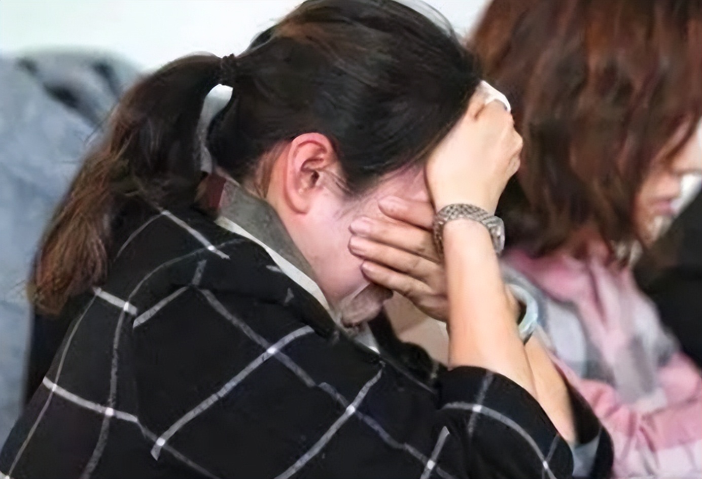 2019年，27岁女律师助理烧炭自尽：留下欠款87万元的14张信用卡