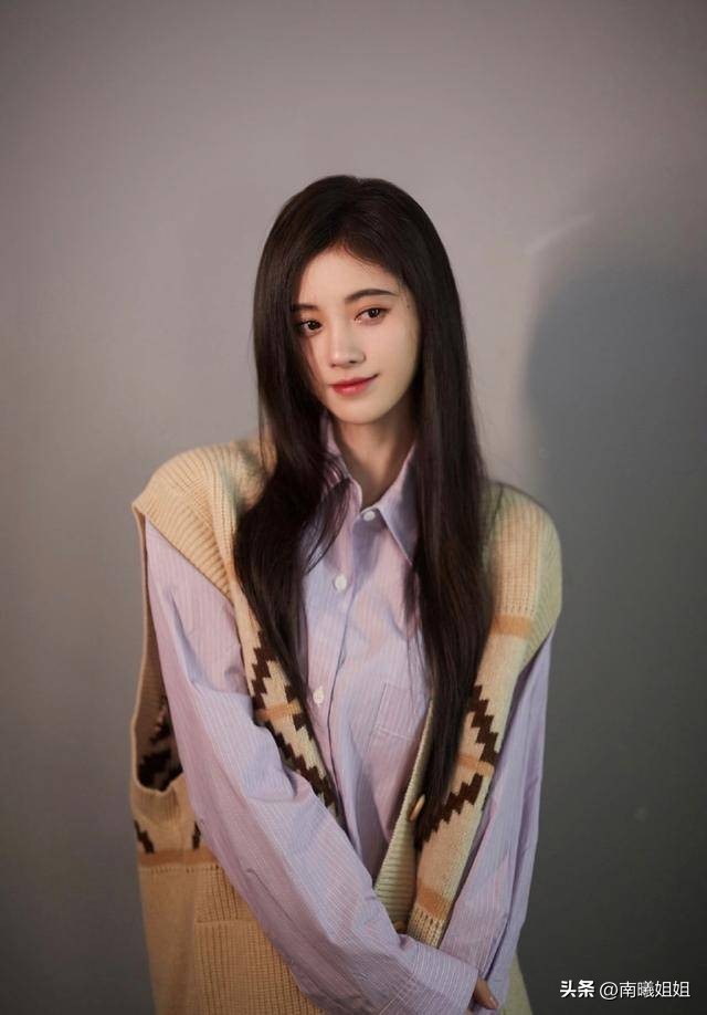 黄皮肤的人适合什么(me)颜色的衣服（黄皮(pi)肤最显白的5个颜色(se)）-第9张图片-大连信息网